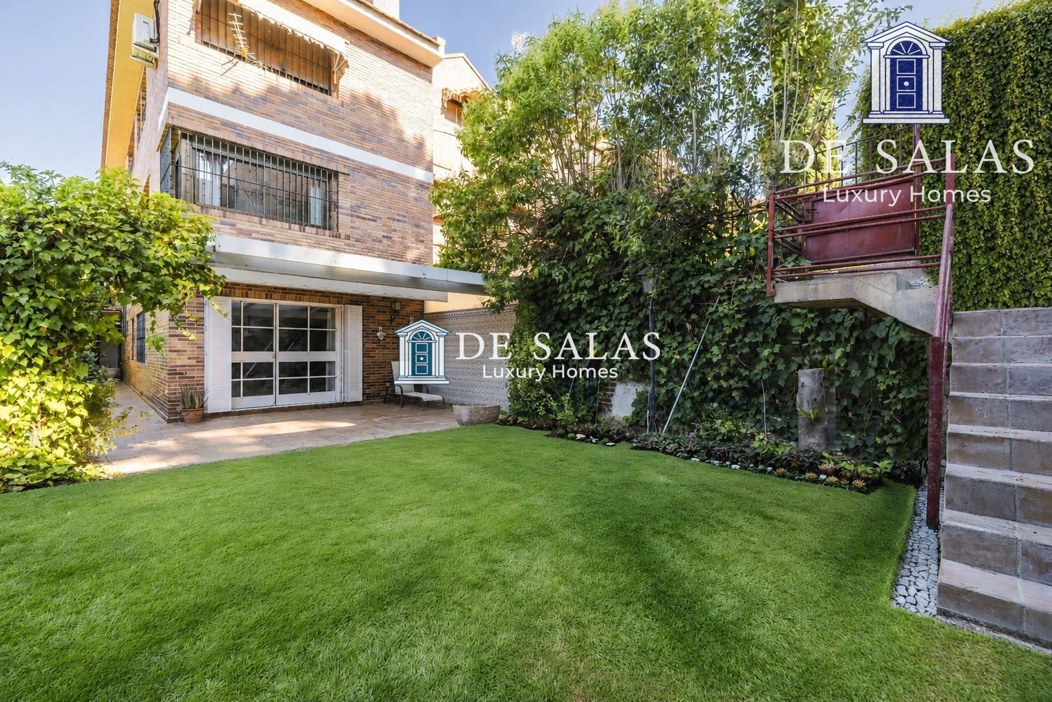 Comprar y vender casas de lujo en Madrid | De Salas 13 Magnífico chalet pareado de 354m² en urbanización privada