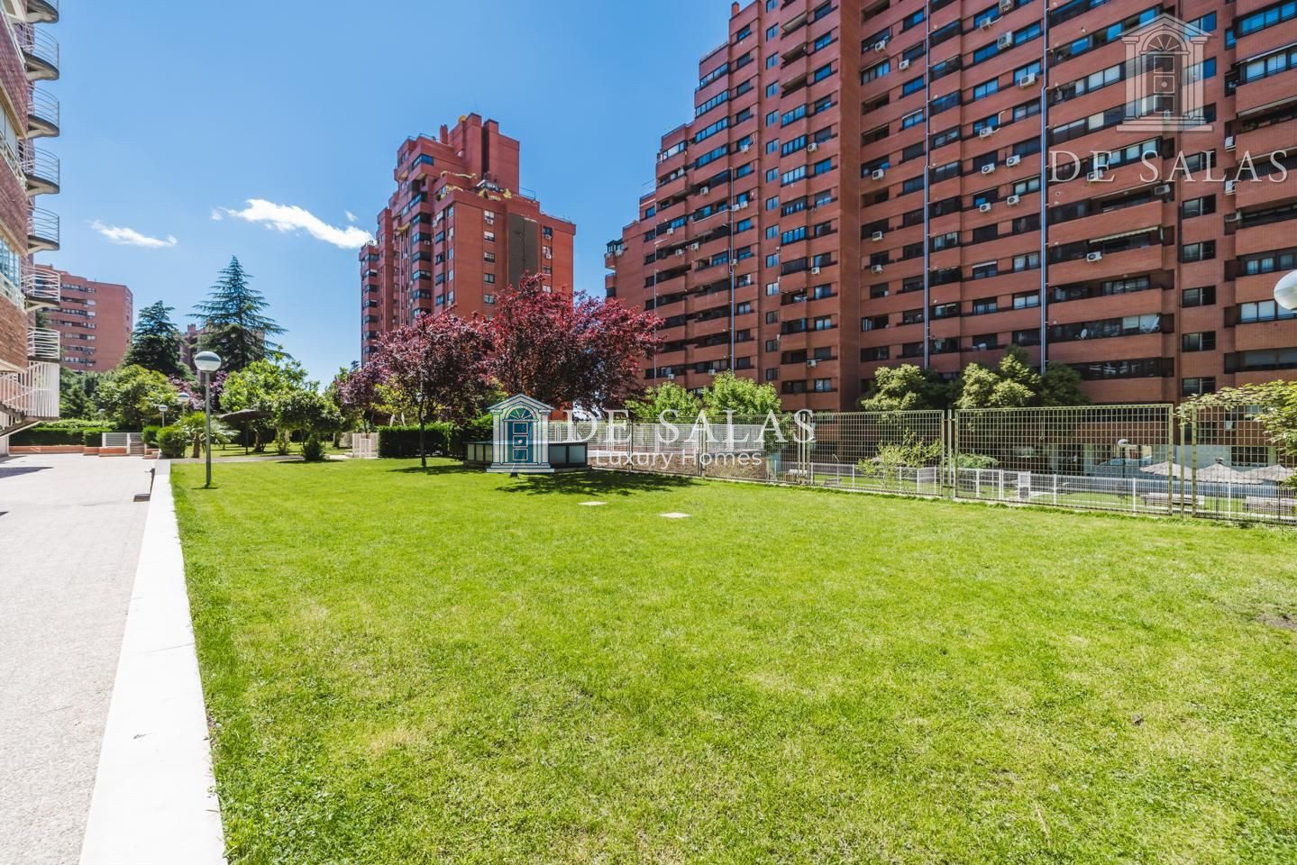 Piso con terraza en urbanización en la zona norte de Madrid.