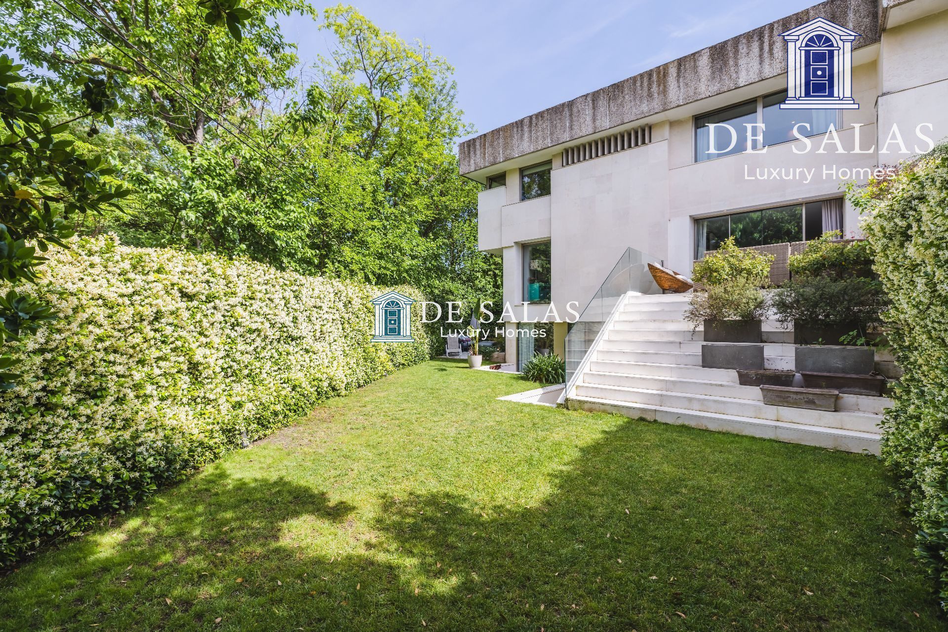 Exclusivo y reformado chalet pareado en Mirasierra