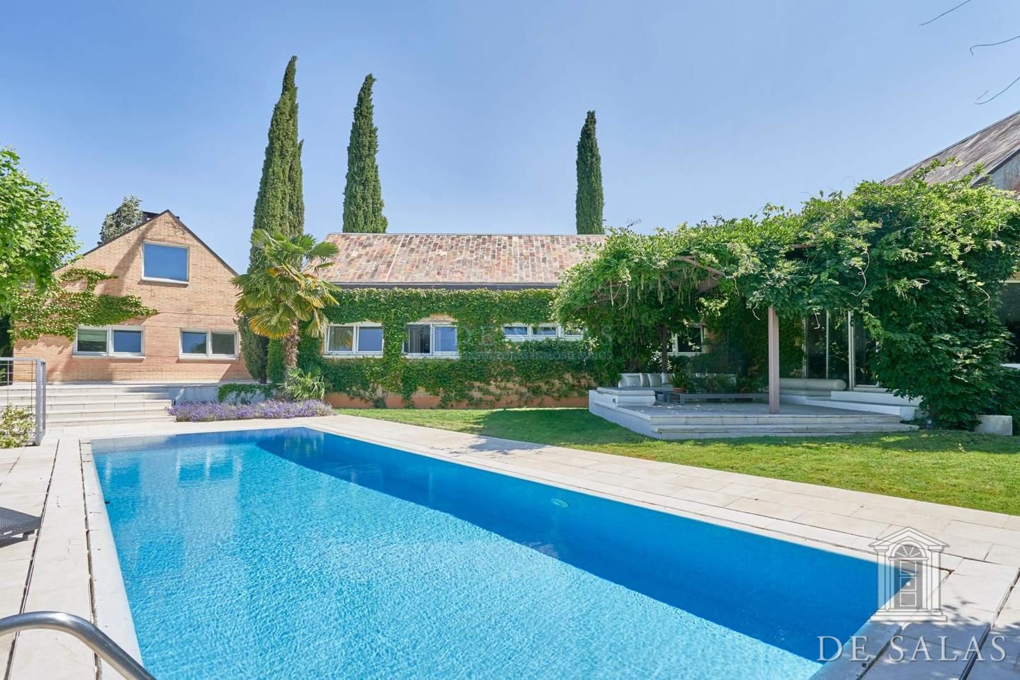 Luxury independent villa in La Moraleja – 750 m2
