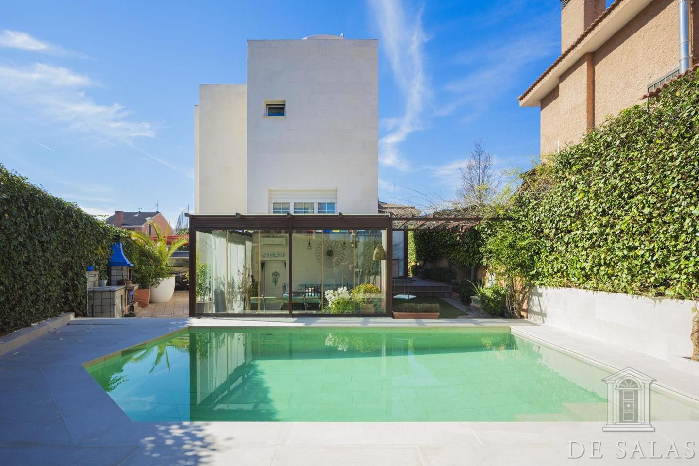 Luxury independent villa in Arroyo de la Vega with 224 m2
