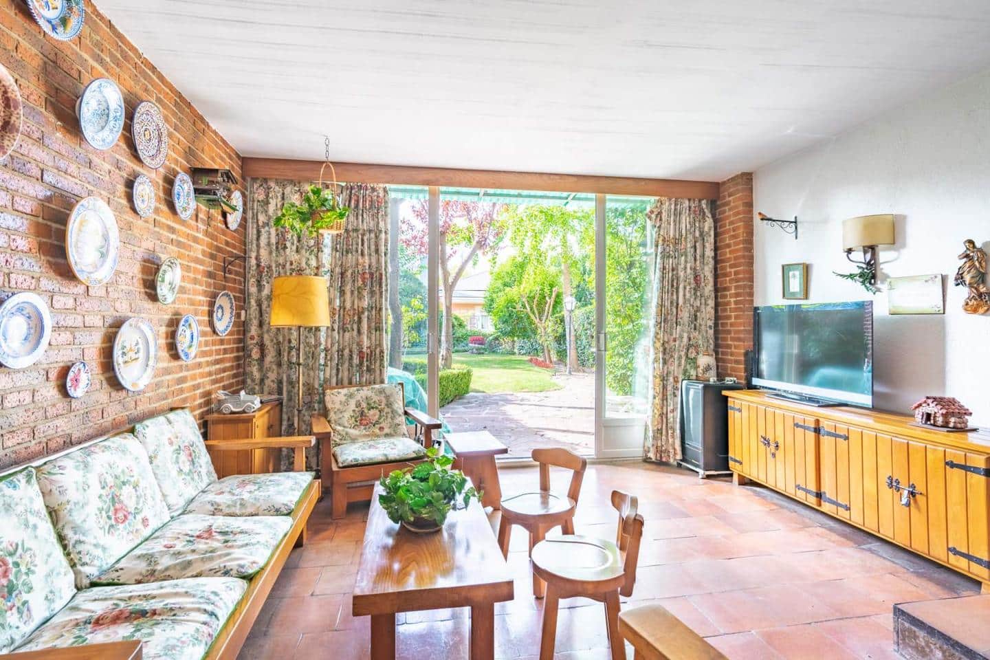 Casa Chalet en venta en Madrid de 254m2 REF:MIV01736