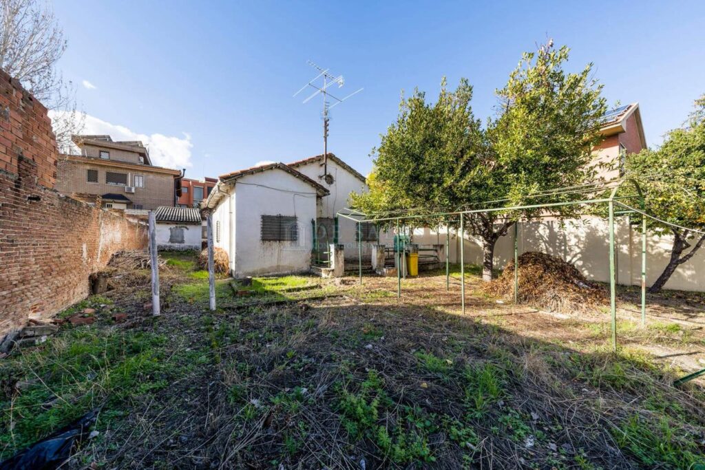 Casa con terreno con mucho potencial cerca de Quinta de los Molinos