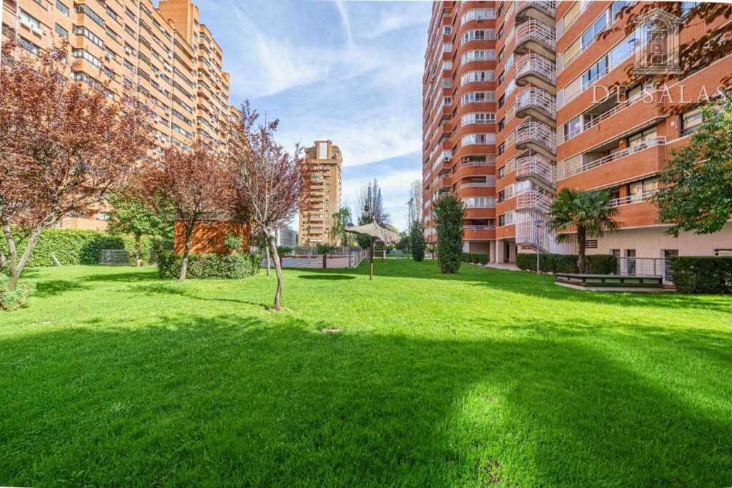 Piso con terraza en urbanización en la zona norte de Madrid.