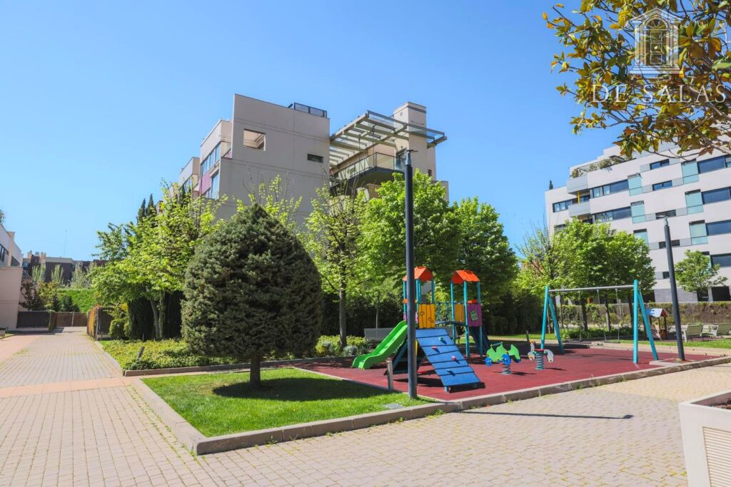 Exclusivo Ático Tríplex con Piscina Privada en Isla de Chamartín