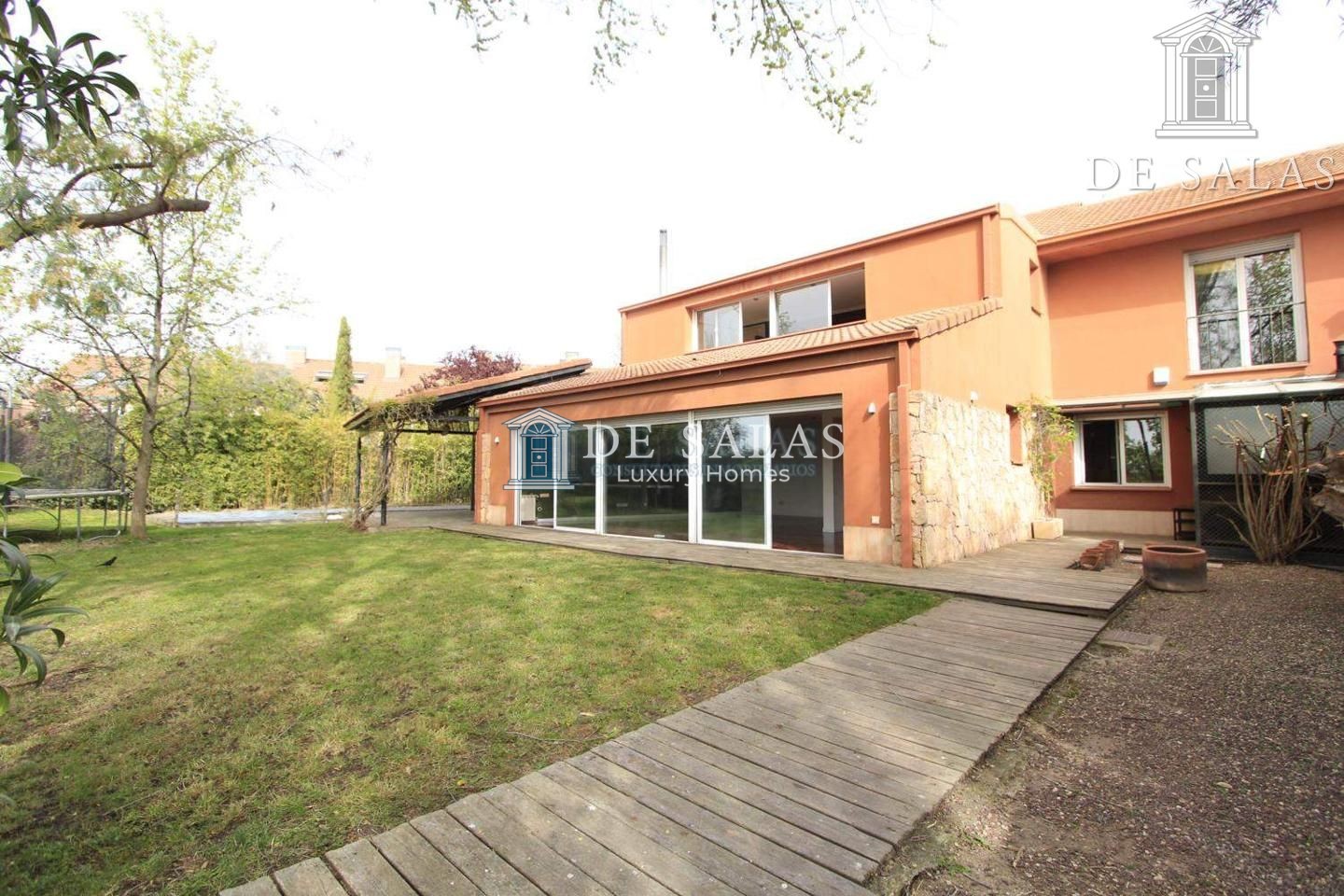 Chalet adosado de esquina