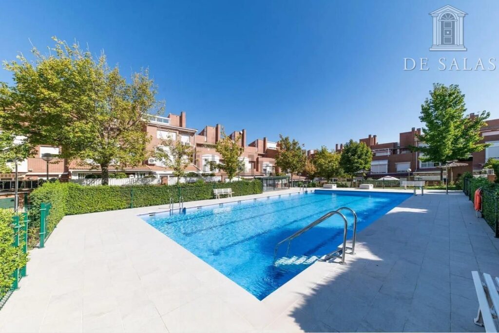 Elegante Chalet Adosado en urbanización privada en Palomas