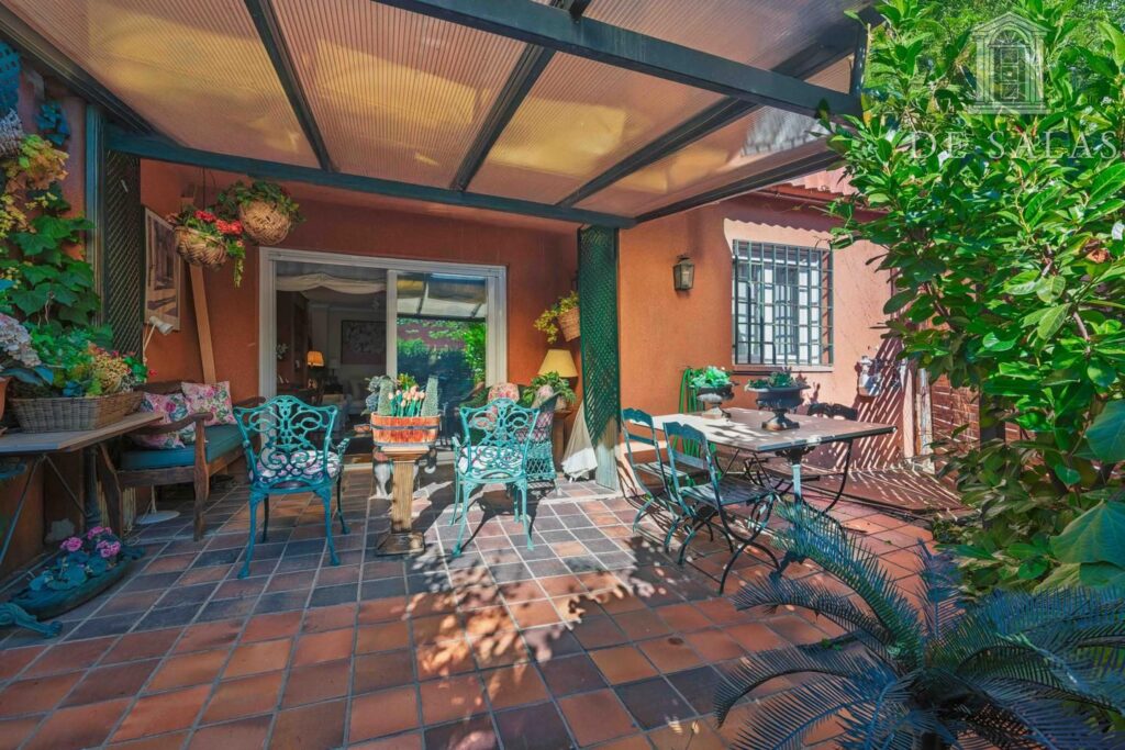 Chalet pareado de adosado de esquina en El Soto de la Moraleja - 210 m2