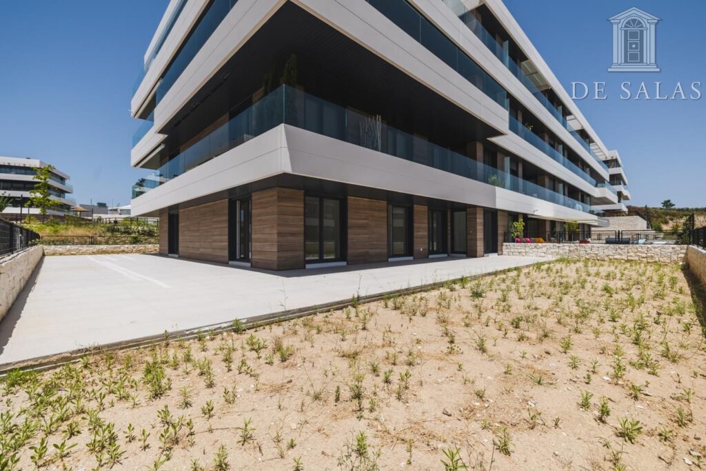 Piso bajo de esquina con jardín privado