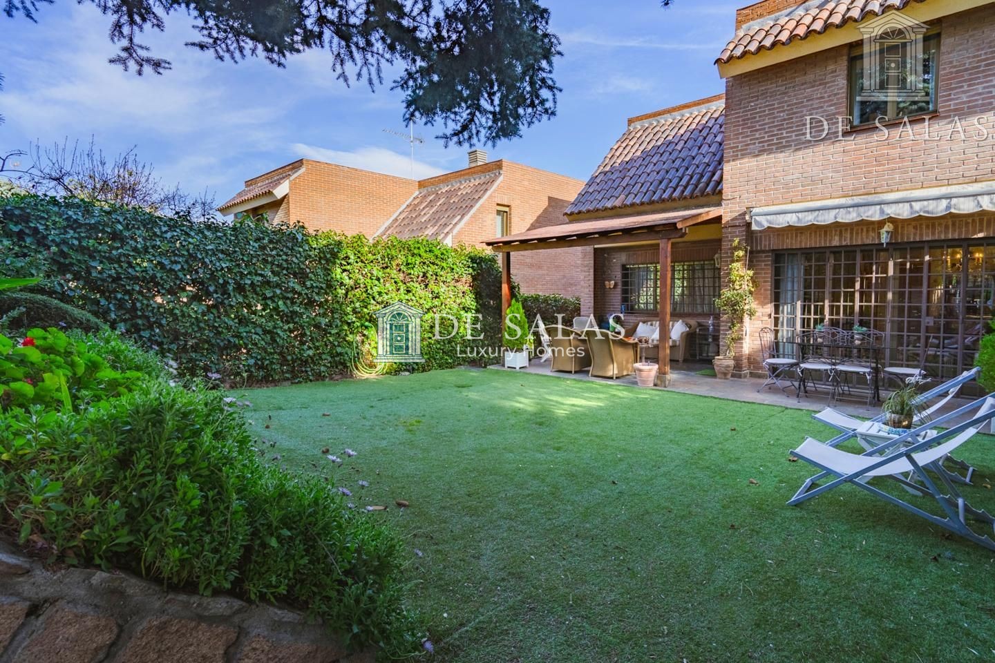 Chalet pareado de esquina en El Soto de la Moraleja -350 m2