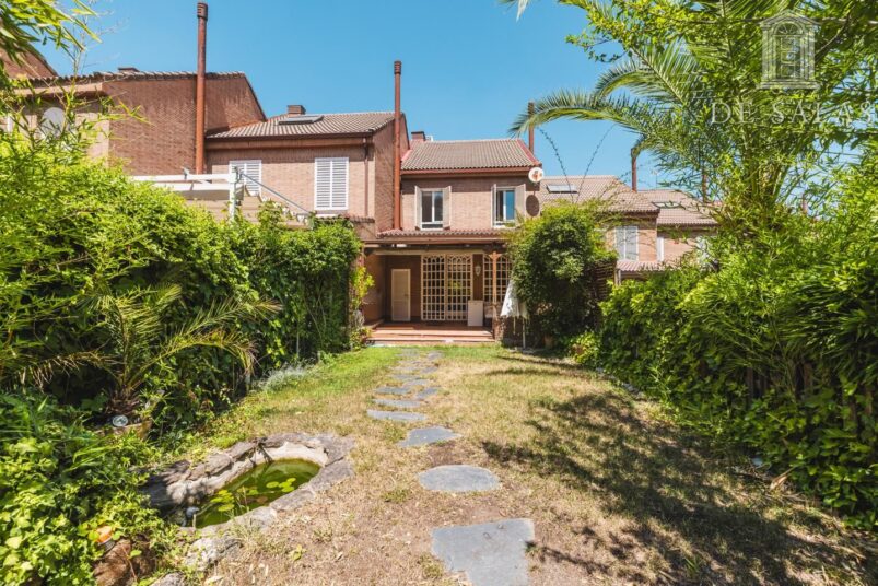 Magnífico chalet adosado con gran jardín en El Soto de la Moraleja de 200 m2.