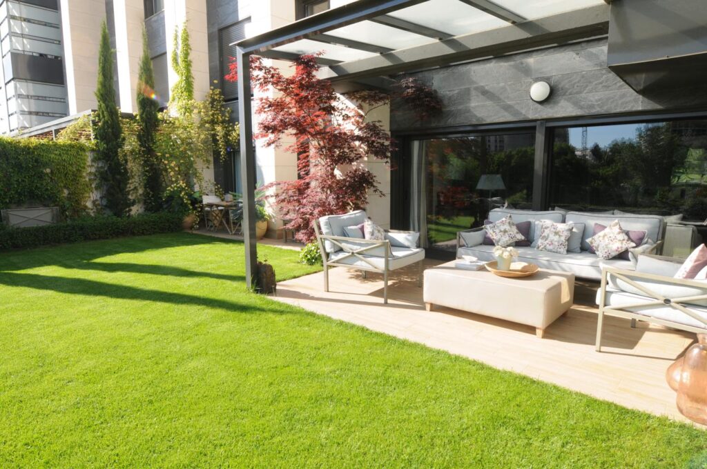 Impecable bajo con jardín privado