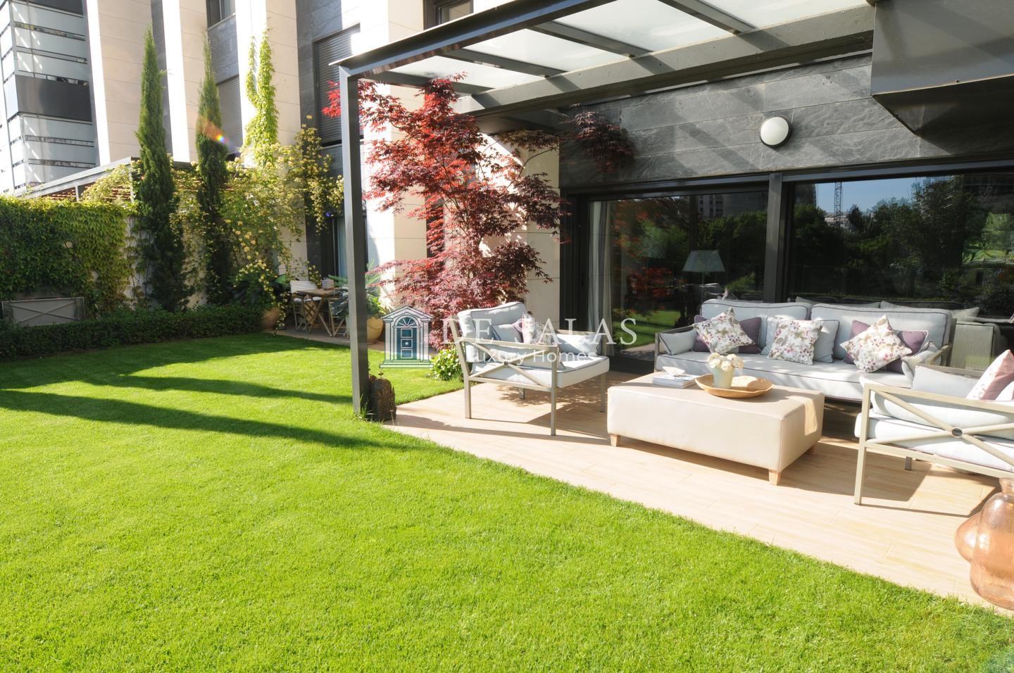 Impecable bajo con jardín privado