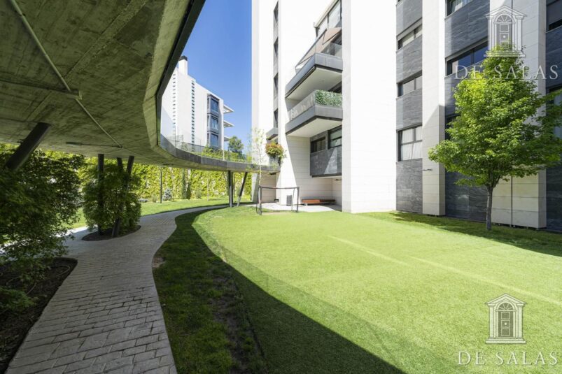 Impecable bajo con jardín privado