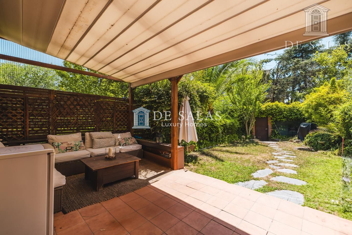 Magnífico chalet adosado con gran jardín en El Soto de la Moraleja de 200 m2.