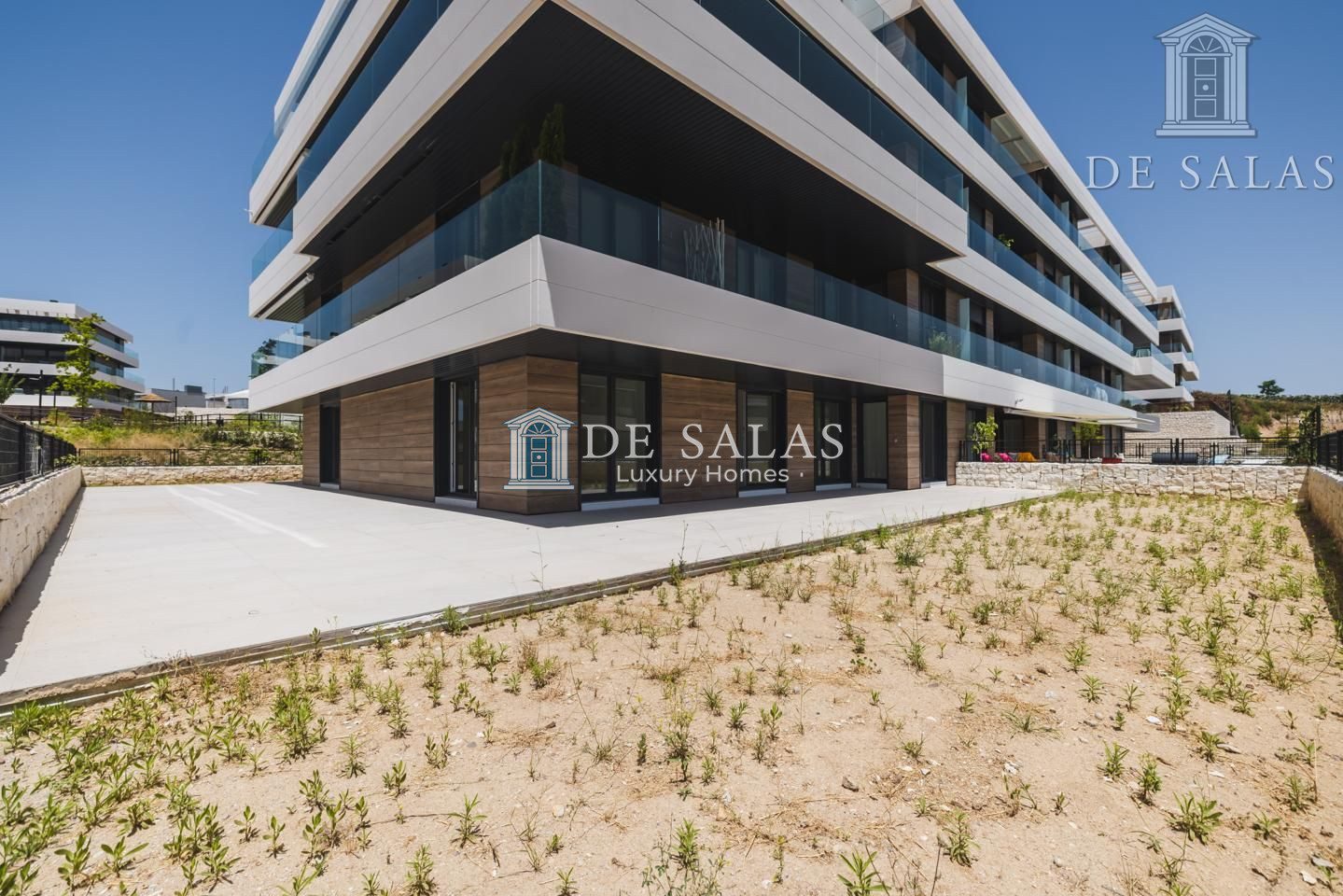 Piso bajo de esquina con jardín privado