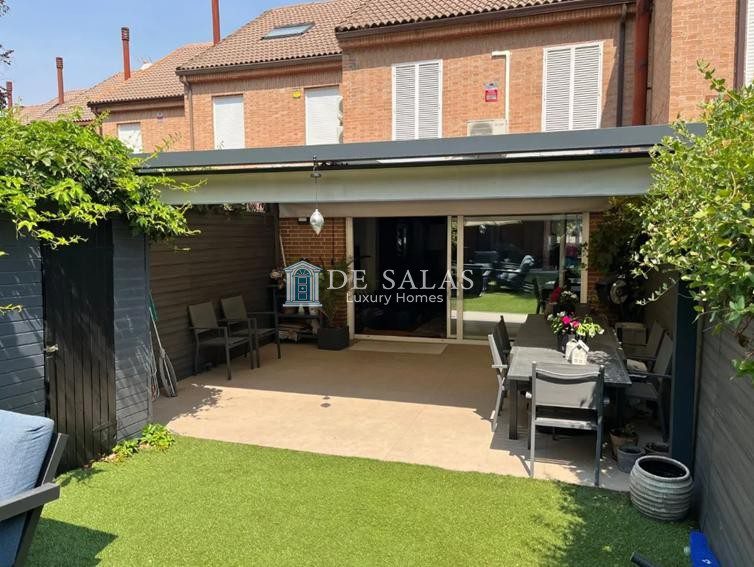 Magnífico chalet adosado con gran jardín en El Soto de la Moraleja de 250 m2.