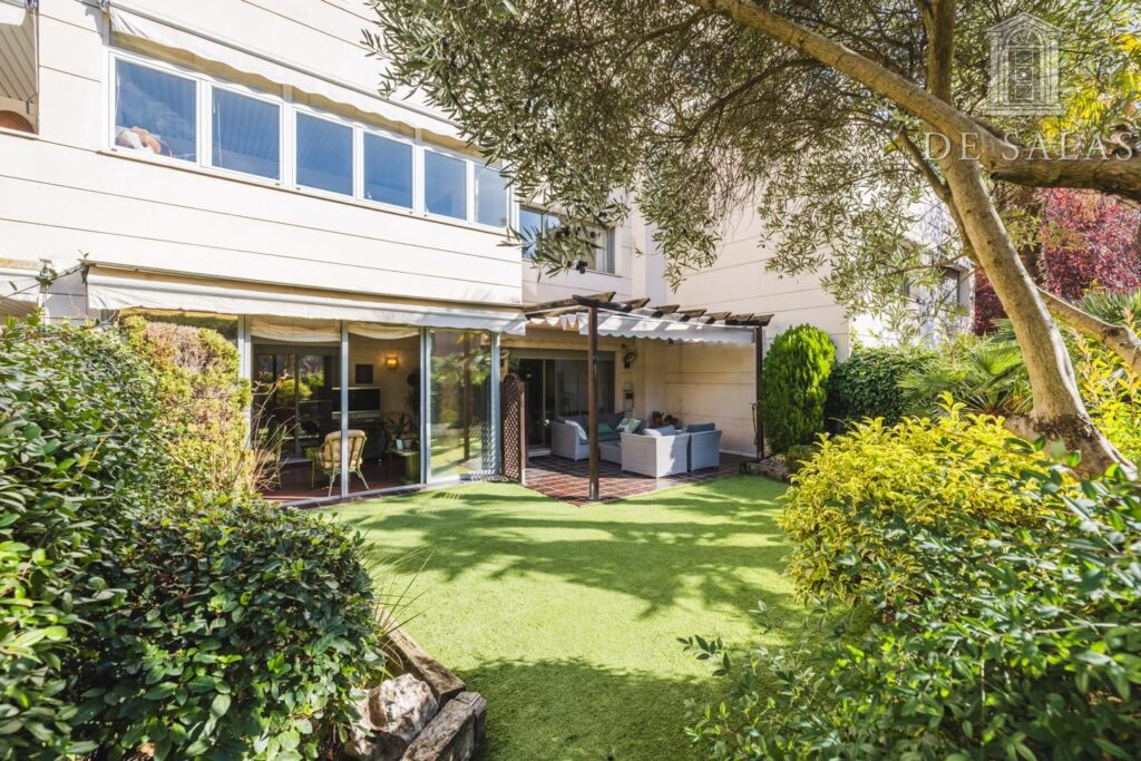 Exclusivo piso dúplex bajo con jardín privado 80m² orientación sur.