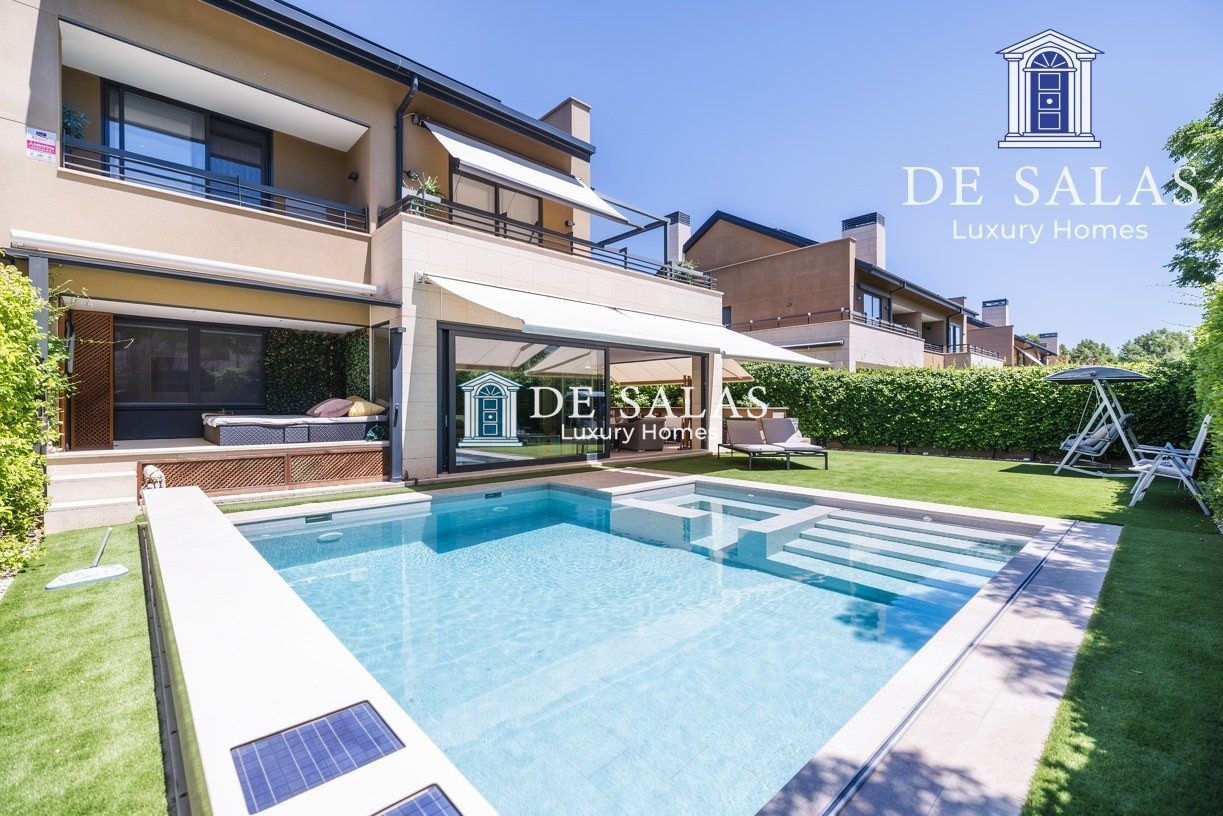 Chalet independiente con piscina privada en urbanización de lujo en Fuente del Fresno